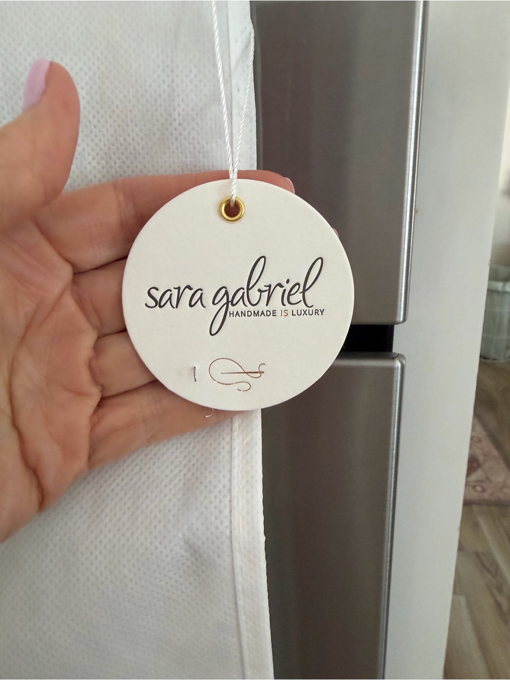 Sara Gabriel White Round Tag With Gold Eyelet